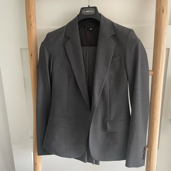 THEORY Sophisticated Silhouette: Blazer for Impeccable Style - Picture 1 of 3